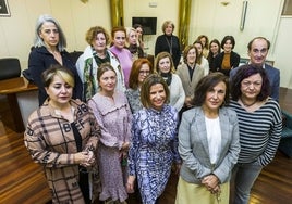 Imagen de las letradas de Administración de Justicia y el portavoz cántabra del Colegio Nacional, Julio Antolín, durante la asamblea