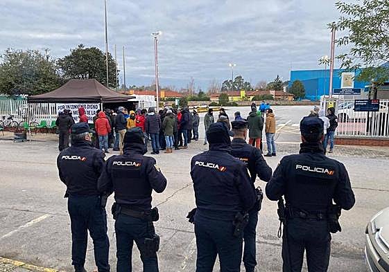 Agentes de la Policía Nacional, este martes, frente a las puertas de la fábrica.