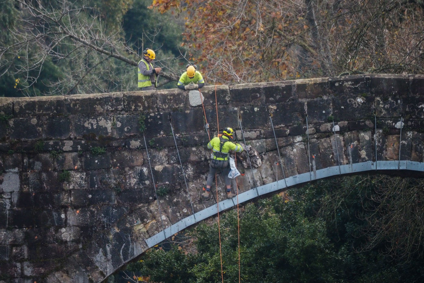 Los trabajos requirieron de todo tipo de intervenciones, lasprimeras de las cuales se centraron en asegurar los elementos fundamentales del Puente Viejo.