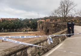 Un cierre policial impide desde ayer que vehículos y peatones crucen el puente viejo que une Arce y Oruña sobre el Pas