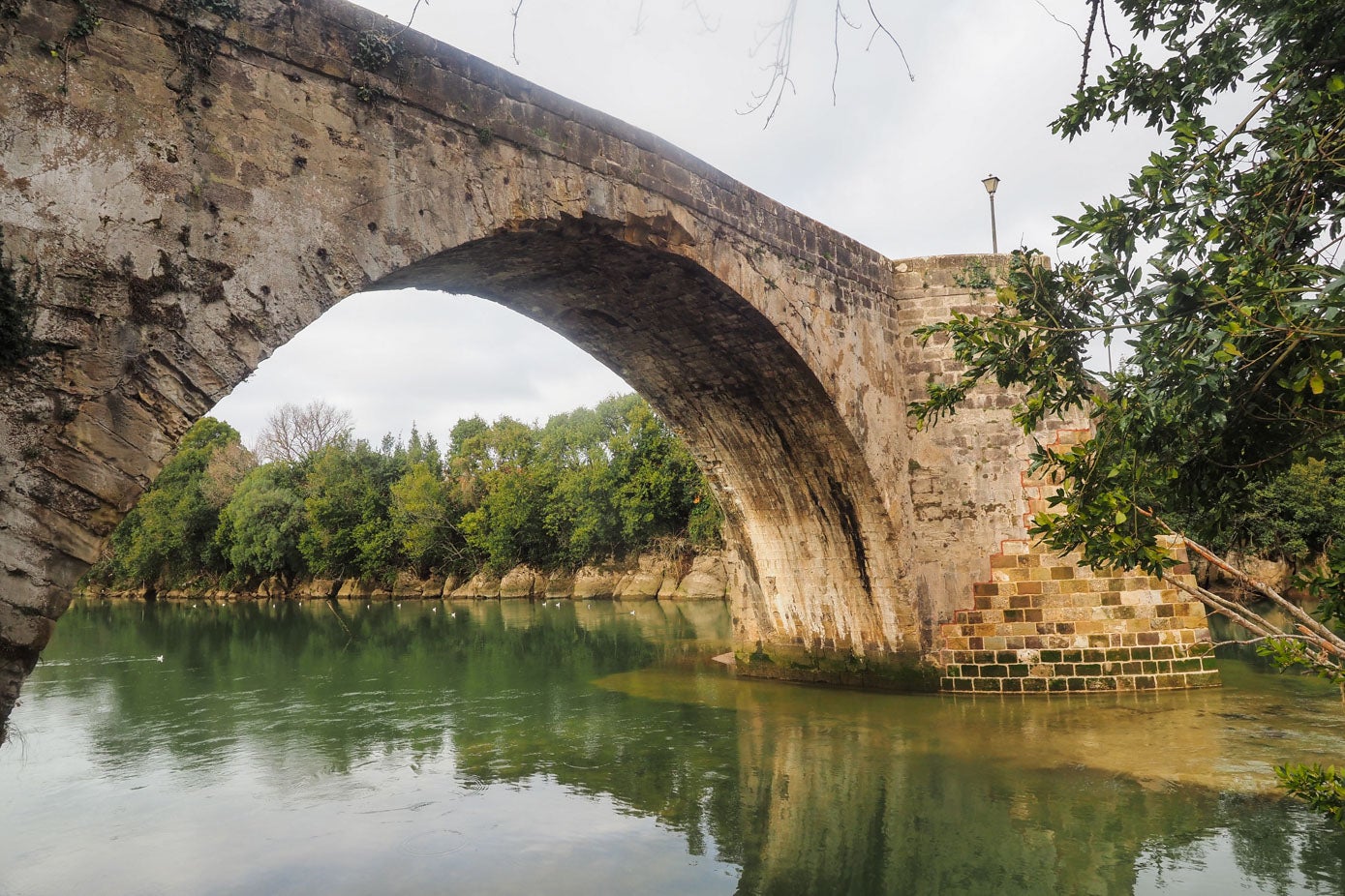 Un mes después de la reapertura del puente, que se produjo tras repararase los daños sufridos por sus pilares, se hanm producido nuevos desprendimientos de material, que se perciben a simple vista. En la imagen también puede apreciarse el refuerzo de los pilares.