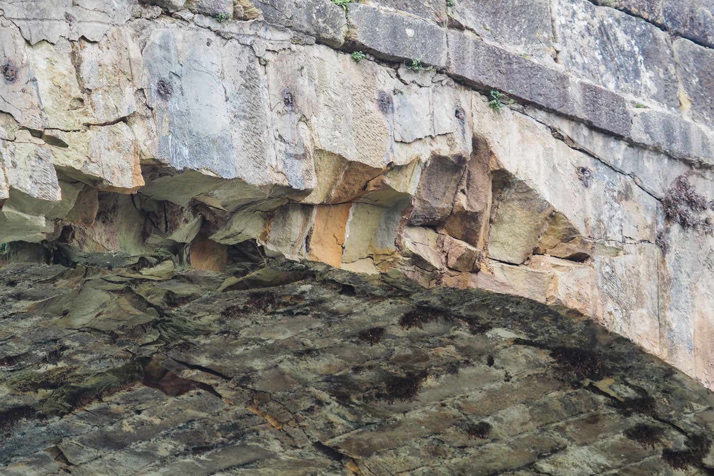 Detalle de los desprendimientos de material sufridos en uno de los arcos del Puente Viejo, que han procovado su nuevo cierre hasta que los técnicos de Obras Públicas analicen la situación de la estructura.