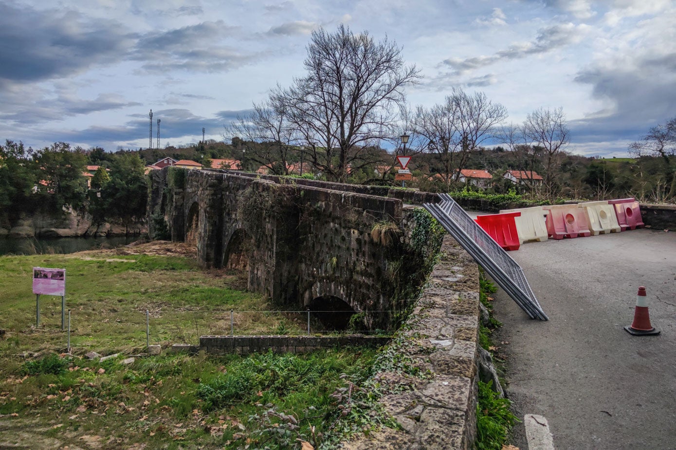 Las deficiencias de la estructura del puente llevaron a los responsables municipales a cortar el paso por la vía que lo cruza.