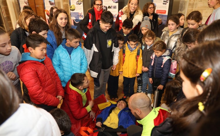 Imagen principal - Los escolares conocieron los materiales empleados por el 112 en los rescates e intervenciones