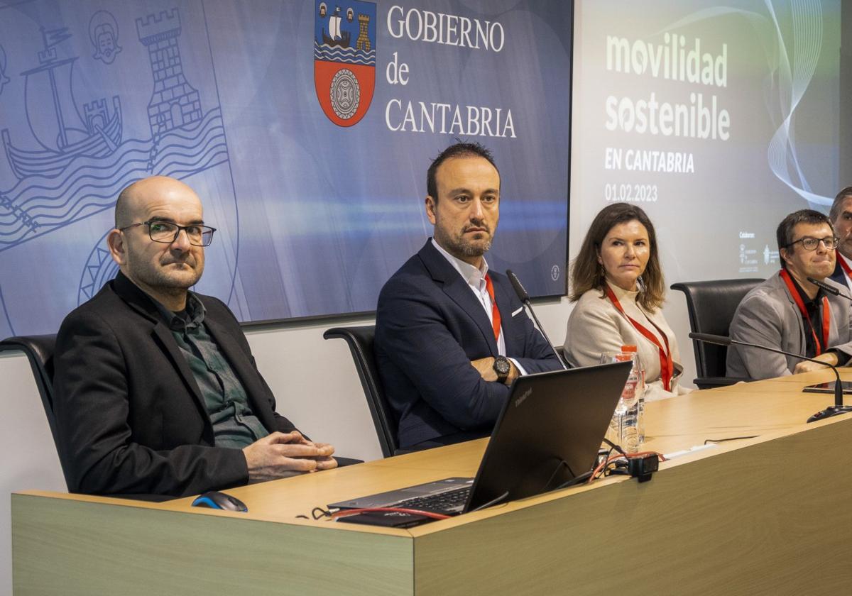 Movilidad. Desde la izquierda, David Fernández (Sayme), Javier López Estrada (Ayto. Torrelavega), María José Rallo (Ministerio de Transportes), Marcos Miguel Revuelta (Gob. Cantabria) y César Díaz (Ayto. Santander)