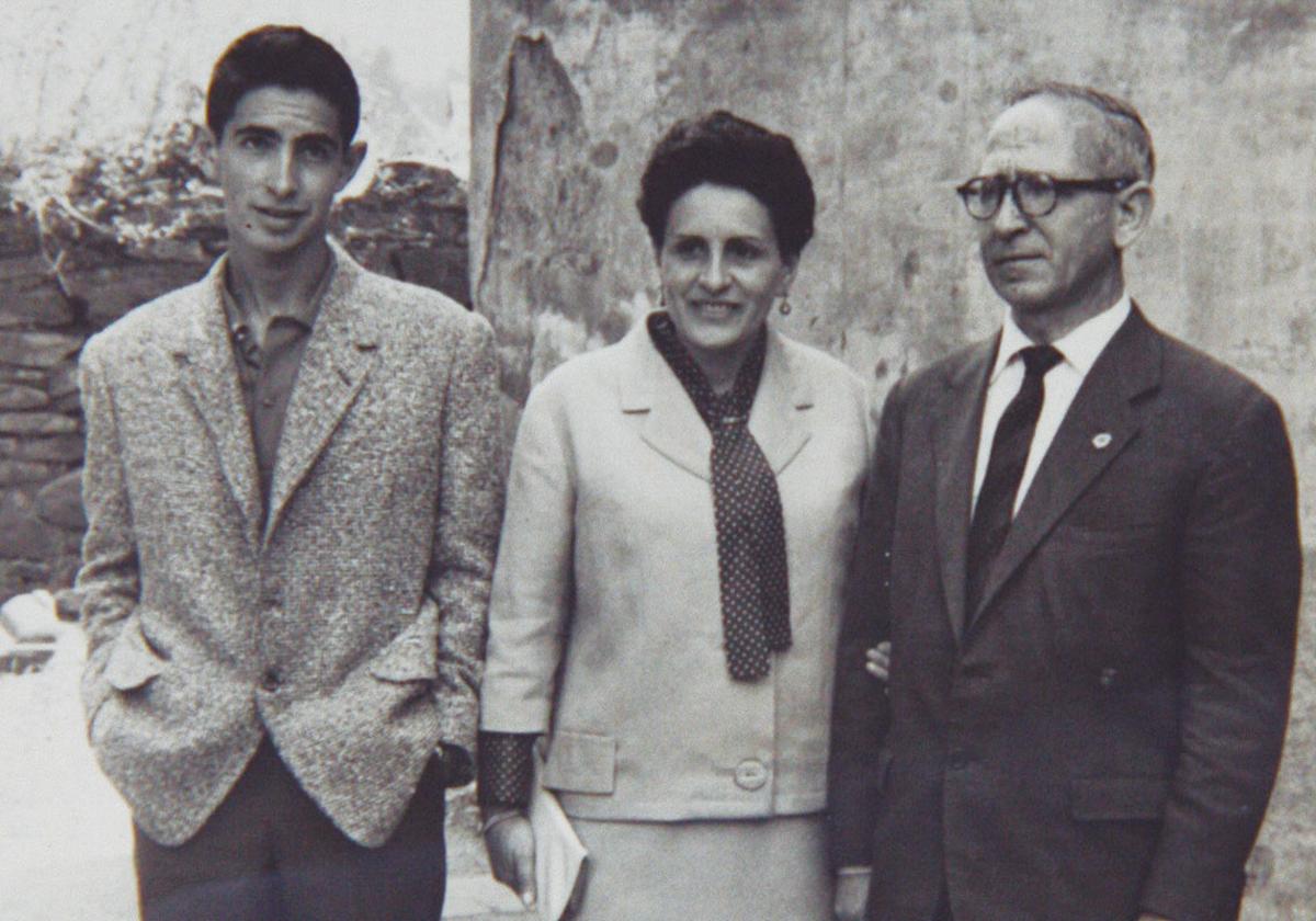 Un joven Miguel Ángel Revilla con su madre y su padre, Rosa Morante y Ángel Revilla. Ambos fueron a visitarle a Bilbao, donde estudiaba Económicas. En ese viaje también aprovecharon para reunirse con unos tíos –hermanos de su padre– que habían emigrado al País Vasco, donde trabajaban como ferroviarios.