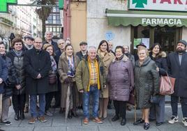 La alcaldesa Gema Igual, con familiares y representantes de varias asociaciones en las que colaboró el homenajeado.