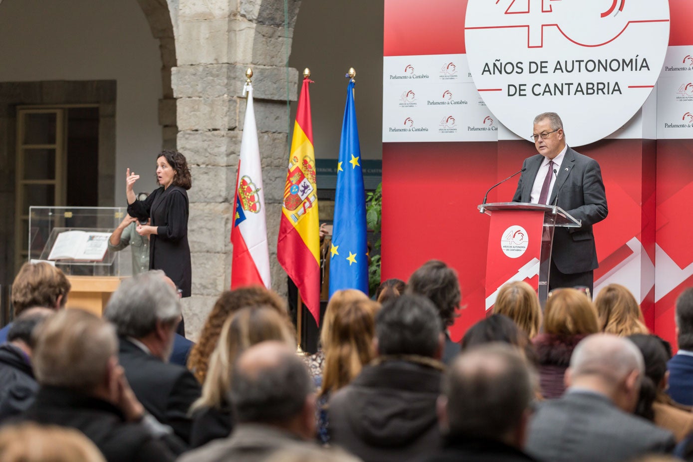 El presidente del Parlamento regional, Joaquín Gómez, durante su intervención, en la que reflexionó sobre «el camino hecho hasta aquí» de la mano del Estatuto de Autonomía, que definió como «garantía de un futuro esplendido».