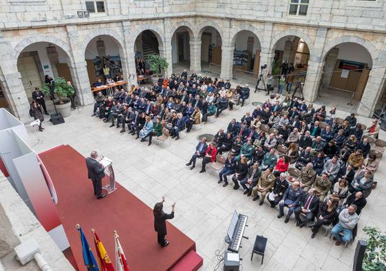 Vista cenital del acto celebrado en el Parlamento regional