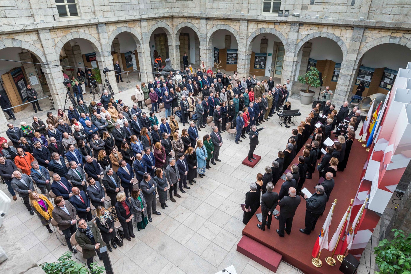 El acto del 41 aniversario del Estatuto de Autonomía de Cantabria se cerró con un concierto de las agrupaciones corales Orfeón Cántabro y Atalaya Voces, dirigidas por César Vinagrero y acompañadas del piano de Remedios Gadelia.