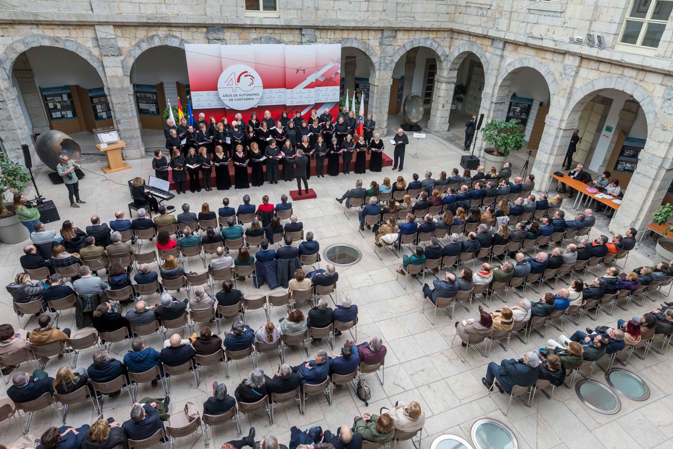 El acto del 41 aniversario del Estatuto de Autonomía de Cantabria se cerró con un concierto de las agrupaciones corales Orfeón Cántabro y Atalaya Voces, dirigidas por César Vinagrero y acompañadas del piano de Remedios Gadelia.