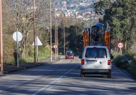 En la actualidad, la vía presenta un carril en cada sentido y el firme se encuentra muy deteriorado.