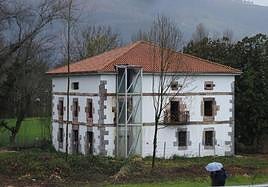 Imagen del edificio que pasará a ser propiedad del Ayuntamiento de Cayón
