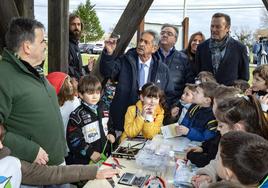 El presidente de Cantabria junto a escolares ha participado en Noja en una jornada divulgativa