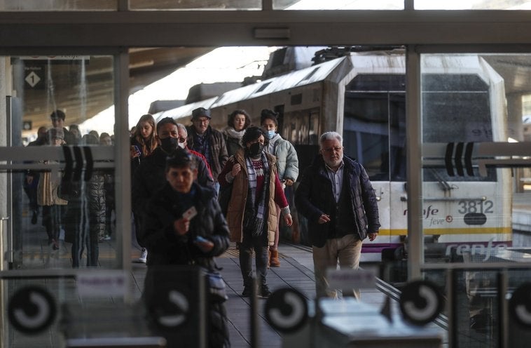 Usuarios de la red de Cercanías de Cantabria, llegando ayer por la mañana a la estación de tren de Santander.