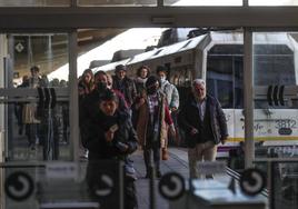 Usuarios de la red de Cercanías de Cantabria, llegando ayer por la mañana a la estación de tren de Santander.