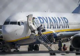 Pasajeros desembarcando de un vuelo de Ryanair