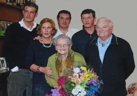 José Ignacio Echeverría (a la derecha) junto a su familia.