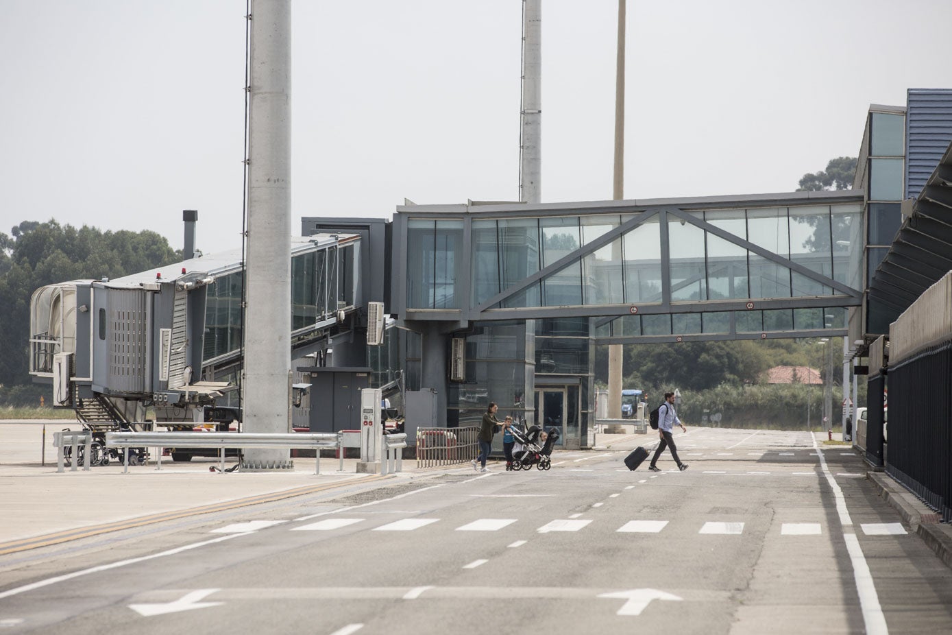 Las pasarelas de embarque –'fingers'– del aeropuerto se instalaron en 2005 y, tras años de utilización mínima, quedaron definitivamente arrinconadas en 2009. Como ninguna compañía aérea las ha reclamado su uso no está previsto ni a medio plazo. 