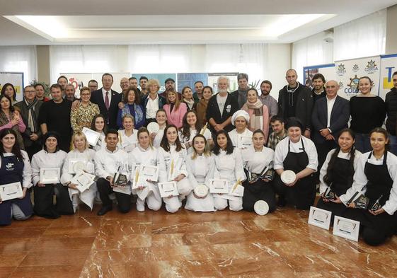 Foto de familia con todos los alumnos participantes, representantes institucionales y de las empresas patrocinadoras; profesores, miembros del jurado y de la organización.