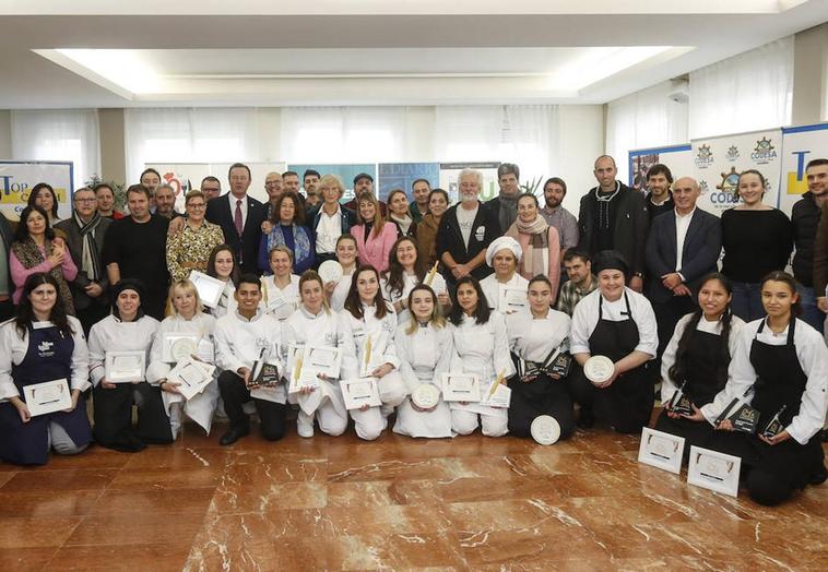 Foto de familia con todos los alumnos participantes, representantes institucionales y de las empresas patrocinadoras; profesores, miembros del jurado y de la organización.