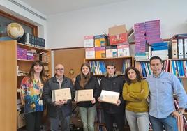 Alumnos y padre de una alumna, recibieron las tablets entregadas por los profesores del IES