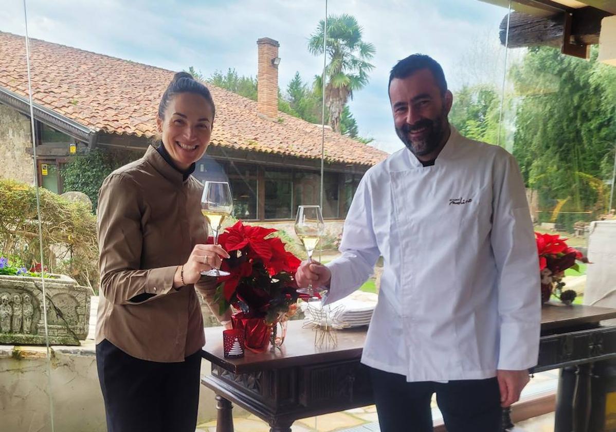 Elvira Abascal, jefa de sala, y Toni González, jefe de cocina del restaurante El Nuevo Molino en Puente Arce