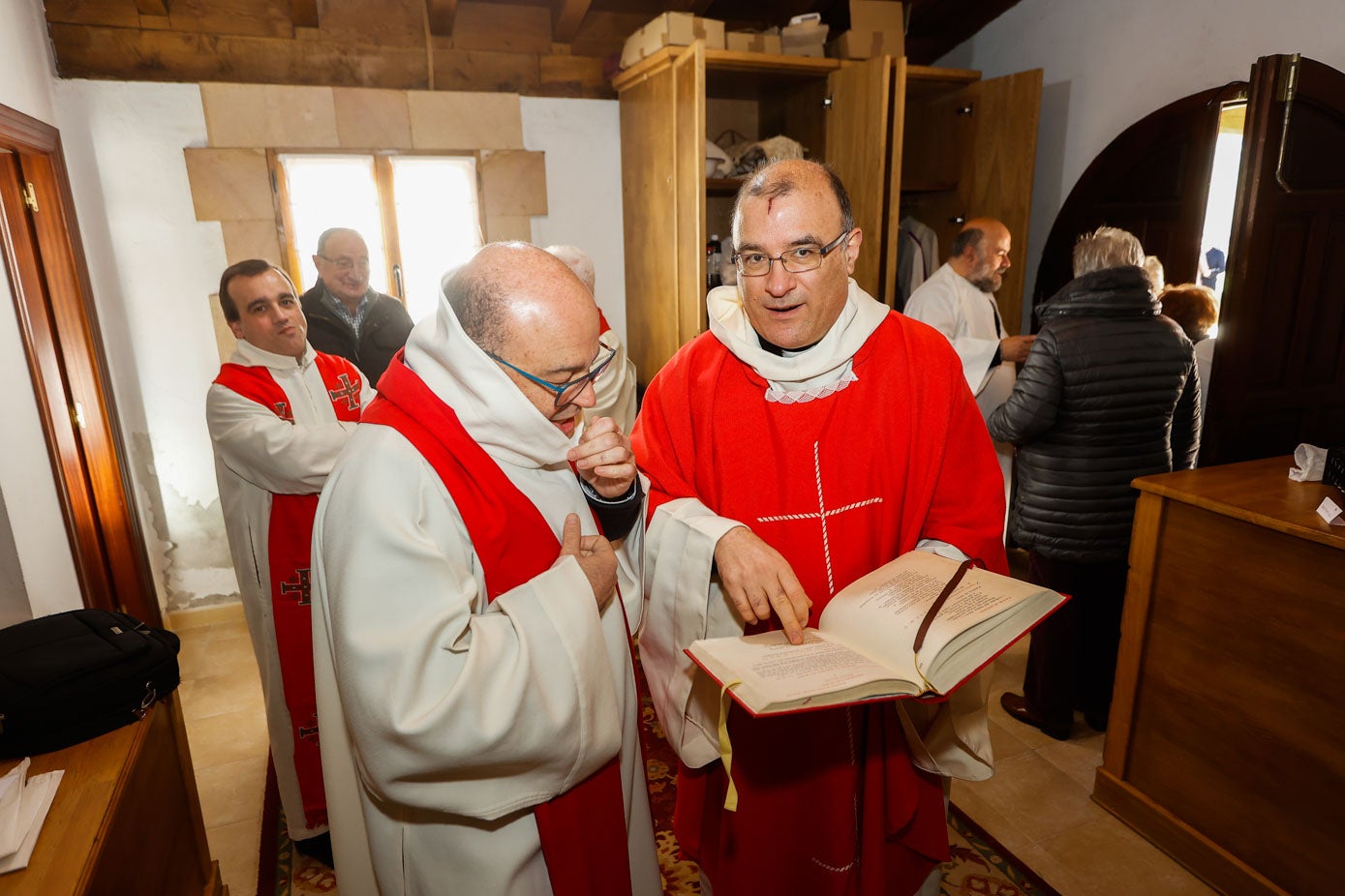 El párroco Jesús Casanueva ofició la misa por la mañana.