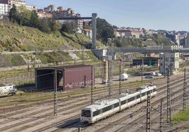 Un tren de Cercanías llegando a la estación de Santander