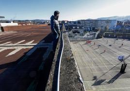 El administrador del centro, Javier González, este viernes, en la azotea donde se instalarán las placas solares .