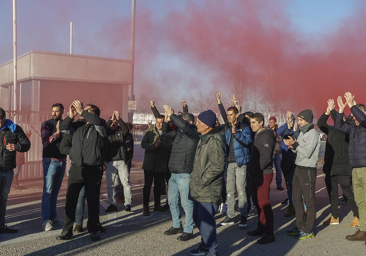 Trabajadores de Aspla, el pasado jueves en la fábrica de Reocín, donde evitaron la salida de un camión cargado de mercancía.