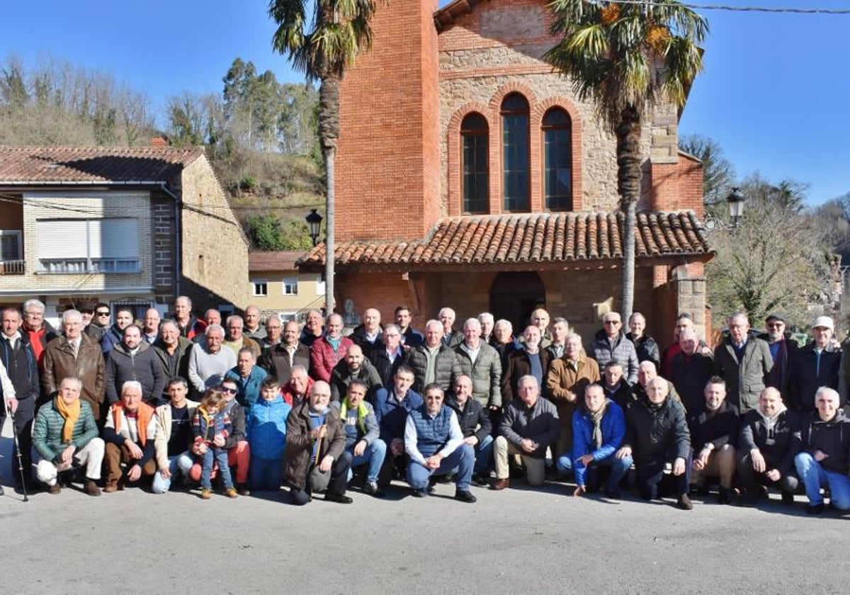 Reunión de 'joyetos' frente a la iglesia de Santa Olalla