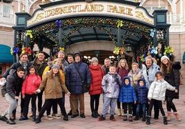 Tomás, en el centro, rodeado de su esposa, hijos y nietos en una visita a Disneyland Paris.