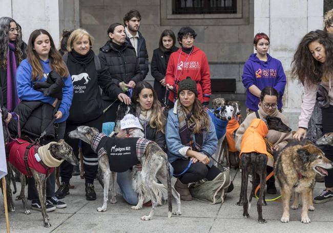 Participantes en la marcha, con sus perros.