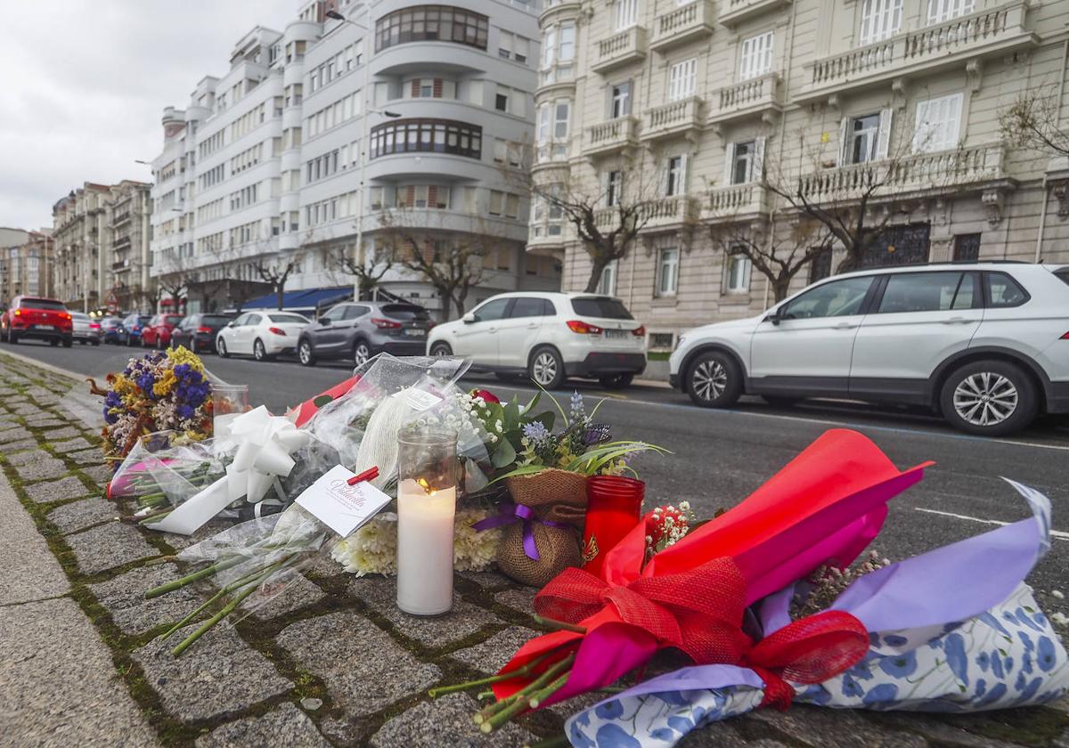 Ramos y velas en la mediana de Castelar.