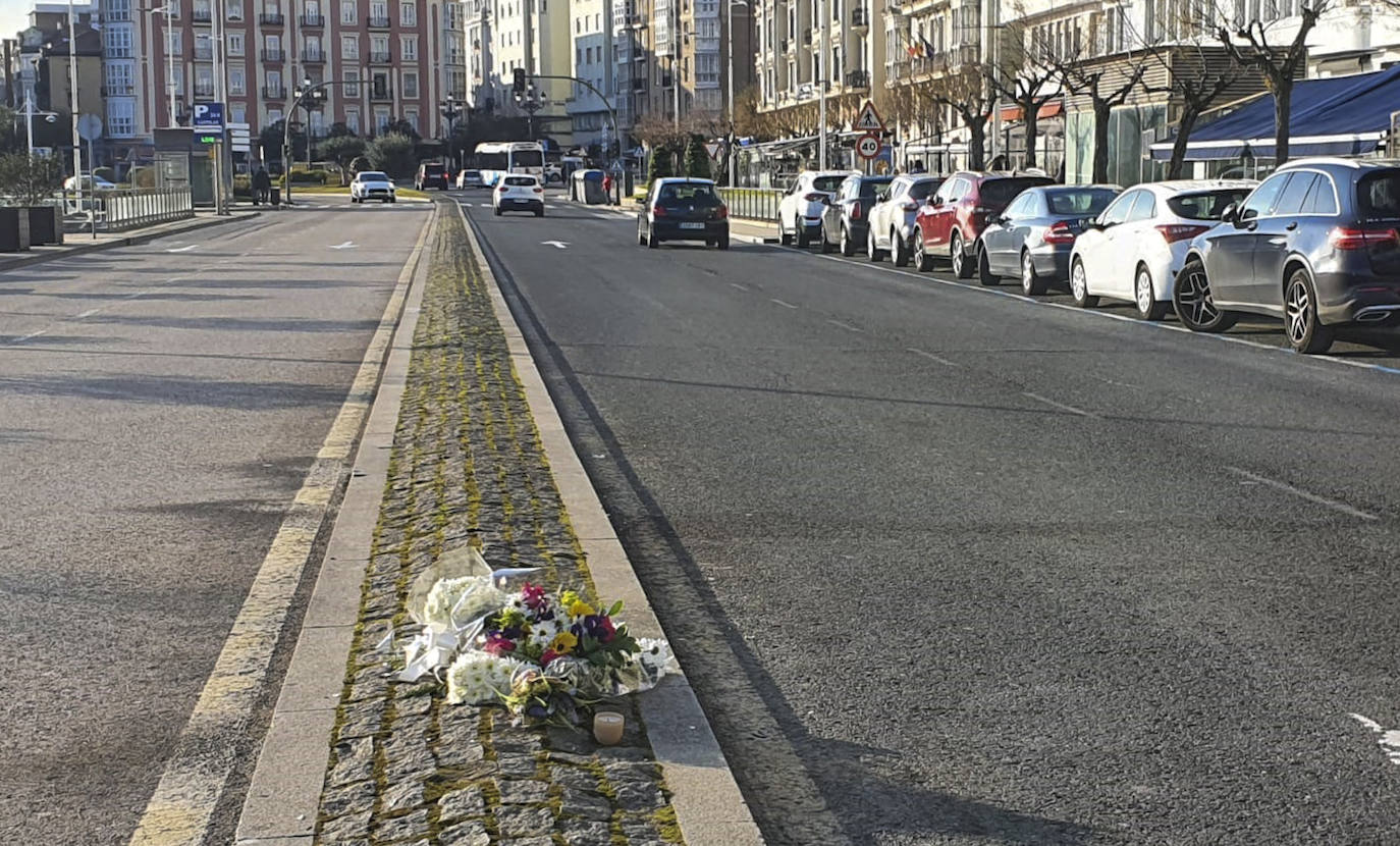 Un ramo de flores, depositado el sábado en el lugar del siniestro