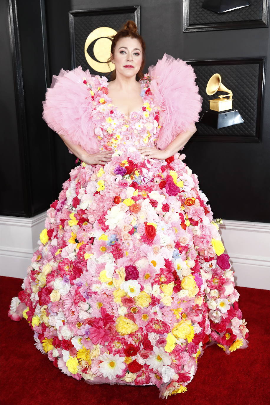 La primavera se adelantó en los Grammy. La actriz, comediante y cantante Alisha Gadis lució un maxi vestido floral con mangas de tul rosa chicle que es realmente indefendible.