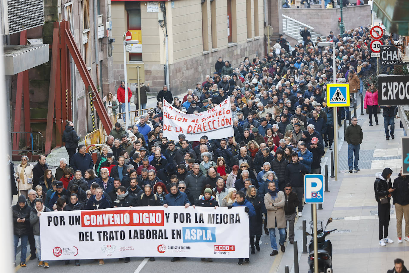 Esta dirección nuestra ruina son', 'Plantilla unida no será vencida' o 'Lo vamos a ganar' han sido algunos de los lemas que se han coreado durante la marcha