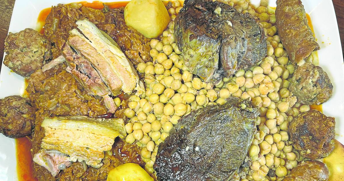 Imagen principal - Arriba, bandeja de cocido lebaniego para dos personas. Abajo, la sopa da comienzo al menú de las jornadas y de postre. leche frita.