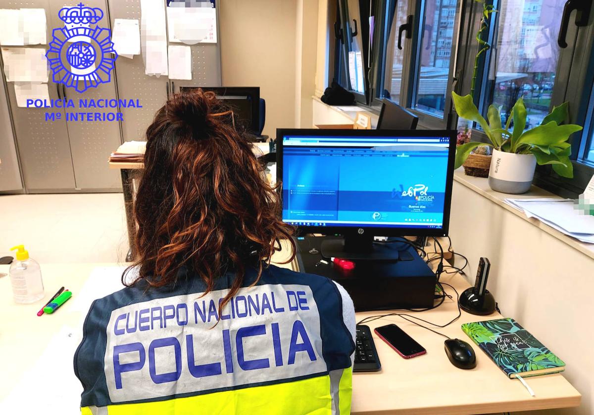 Una agente del departamento de la Policía Nacional especializado en delitos informáticos y estafas bancarias