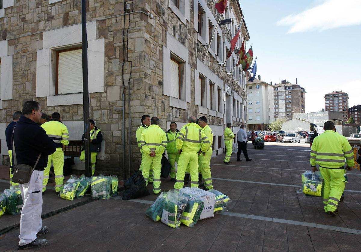 Trabajadores municipales de los servicios de limpieza viaria de Torrelavega