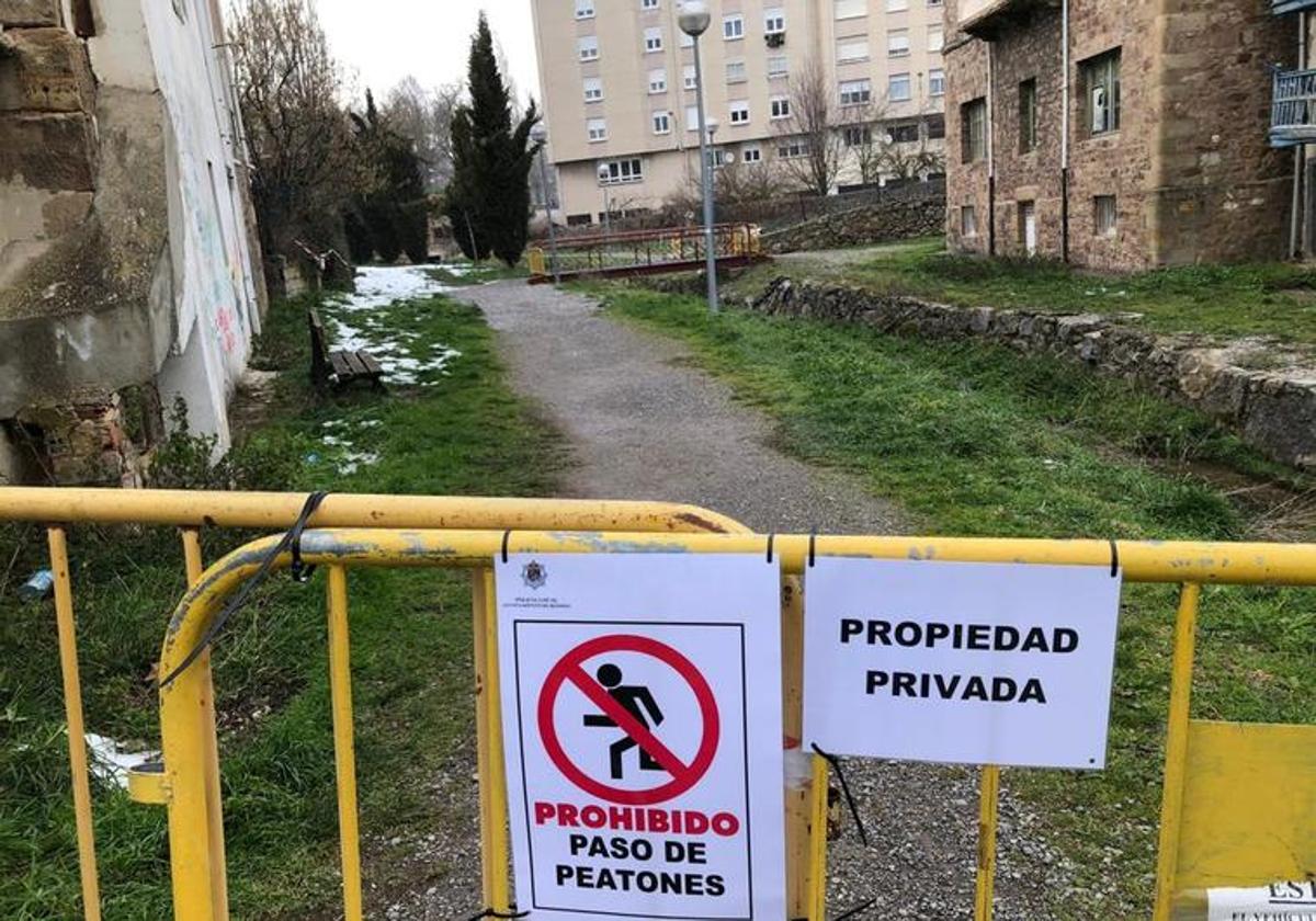 Paseo del barrio Las Fuentes, hasta ahora mantenido por el Consistorio pese a reconocer que es privado