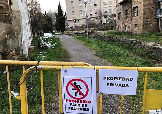 Paseo del barrio Las Fuentes, hasta ahora mantenido por el Consistorio pese a reconocer que es privado