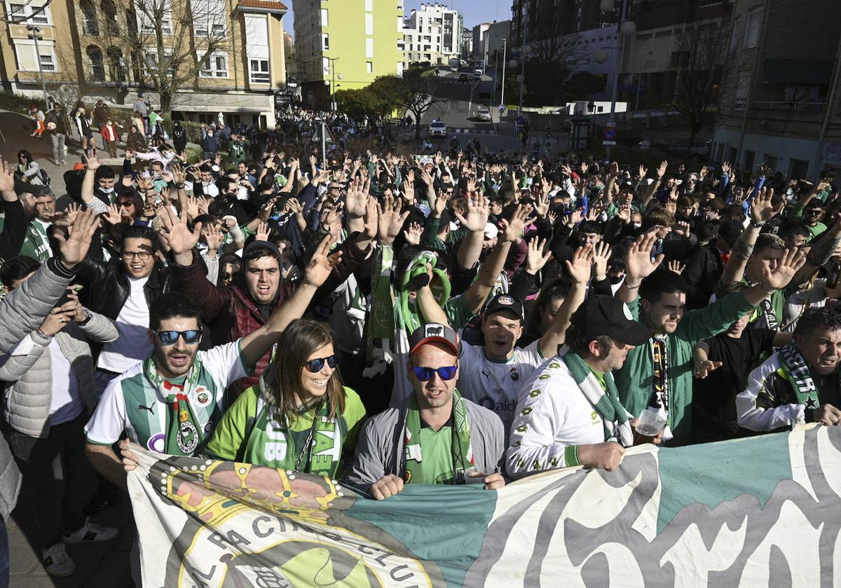 Corteo que los aficionados racinguistas protagonizaron con motivo del 109 aniversario desde Tetuán hasta El Sardinero