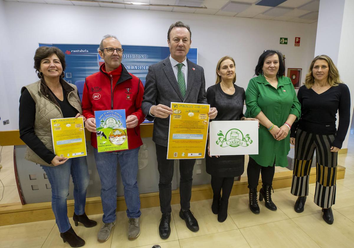 El consejero e de Medio Rural, Guillermo Blanco (en el centro con cartel naranja), durante la presentación de evento