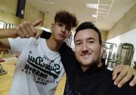 Bret Elorza, con camiseta blanca, posa junto a su hermano mayor, Eduardo Elorza, en el gimnasio donde solían entrenar juntos