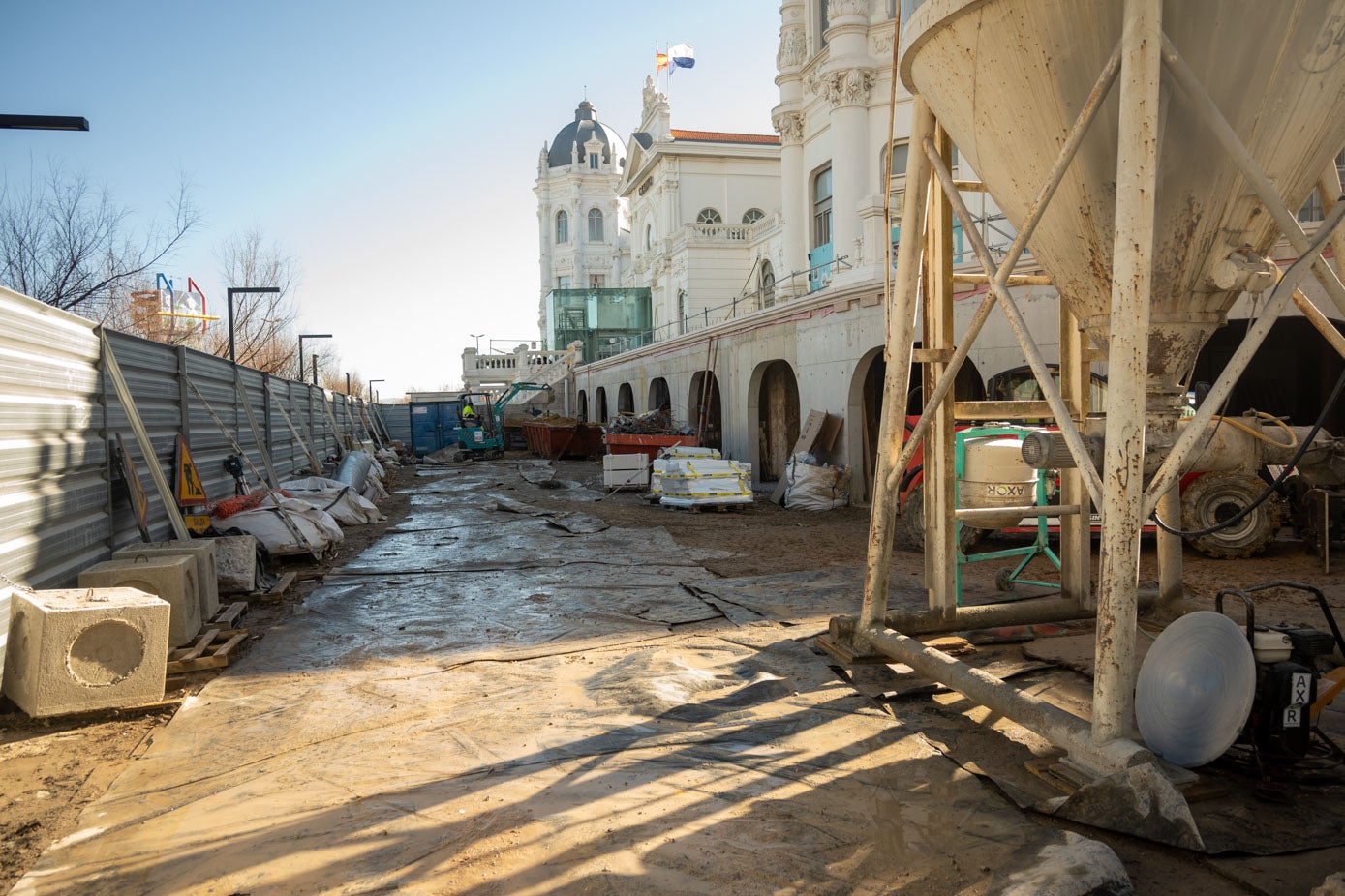 El avance de las obras revela los nuevos arcos de los bajos del Casino, que imitan a los clásicos del edificio.