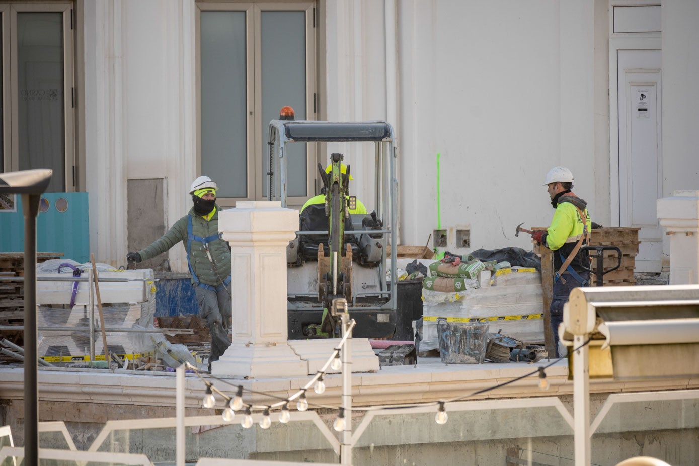 Los operarios trabajando en el casino