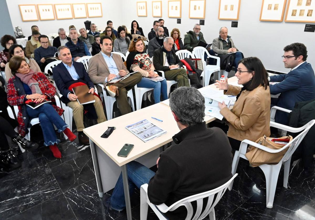 La alcaldesa Gema Igual, junto al concejal de Empleo, Daniel Portilla, explica el plan