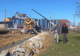 El alcalde de Bezana, Alberto García Onandía, visitó las obras que se están acometiendo en la calle Borrancho